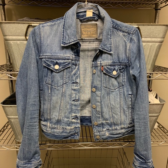 Levi's Jackets & Blazers - Levi’s cropped denim jacket